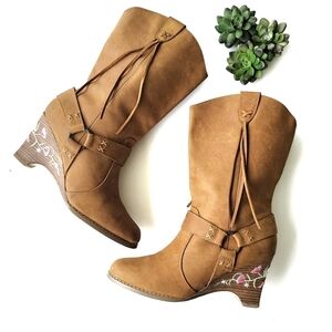 Seychelles Suede Embroidered Floral Wedge Harness Boots Size 8
